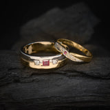 Par de argollas de matrimonio macizas de 6mm y 3mm con incrustación de diamantes y rubíes naturales elaboradas en oro amarillo y blanco de 14k