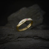 Par de argollas de matrimonio macizas de 6mm y 3mm con incrustación de diamantes y rubíes naturales elaboradas en oro amarillo y blanco de 14k