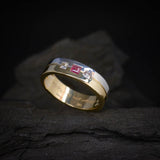 Par de argollas de matrimonio macizas de 6mm y 3mm con incrustación de diamantes y rubíes naturales elaboradas en oro amarillo y blanco de 14k