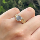 Anillo de compromiso con moissanita de 3.0ct corte brillante con certificado GRA y 94 moissanitas laterales elaborado en oro amarillo de 14k