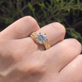 Anillo de compromiso con moissanita de 3.0ct corte brillante con certificado GRA y 94 moissanitas laterales elaborado en oro amarillo de 14k