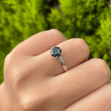 Anillo de compromiso con diamante natural negro central de 1.0ct corte brillante y 6 diamantes naturales laterales elaborado en oro blanco de 14k