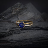 Anillo de compromiso con zafiro natural de 1.0ct corte brillante y 20 diamantes naturales laterales elaborado en oro amarillo de 14k