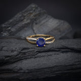 Anillo de compromiso con zafiro natural de 1.0ct corte brillante y 20 diamantes naturales laterales elaborado en oro amarillo de 14k