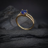 Anillo de compromiso con zafiro natural de 1.0ct corte brillante y 20 diamantes naturales laterales elaborado en oro amarillo de 14k