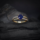 Anillo de compromiso con zafiro natural de 1.0ct corte brillante y 20 diamantes naturales laterales elaborado en oro amarillo de 14k