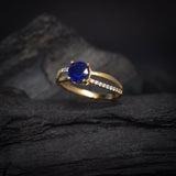 Anillo de compromiso con zafiro natural de 1.0ct corte brillante y 20 diamantes naturales laterales elaborado en oro amarillo de 14k