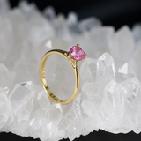 Anillo de compromiso con zafiro rosa natural de .50ct corte corazón elaborado oro amarillo de 14k
