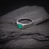 Anillo de compromiso con esmeralda natural de .60ct corte esmeralda elaborado en oro blanco de 14k