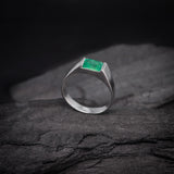 Anillo de compromiso con esmeralda natural de .60ct corte esmeralda elaborado en oro blanco de 14k