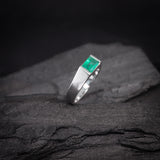 Anillo de compromiso con esmeralda natural de .60ct corte esmeralda elaborado en oro blanco de 14k