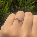 Anillo de compromiso con diamante de laboratorio central de .50ct corte brillante con certificado IGI y 2 cristales laterales elaborado en oro rosa de 14k