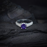 Anillo de compromiso con zafiro natural de 1.2ct corte brillante y cristales laterales elaborado en plata .925