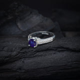 Anillo de compromiso con zafiro natural de 1.2ct corte brillante y cristales laterales elaborado en plata .925