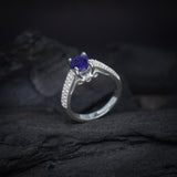 Anillo de compromiso con zafiro natural de 1.2ct corte brillante y cristales laterales elaborado en plata .925