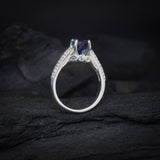 Anillo de compromiso con zafiro natural de 1.2ct corte brillante y cristales laterales elaborado en plata .925