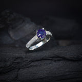 Anillo de compromiso con zafiro natural de 1.2ct corte brillante y cristales laterales elaborado en plata .925