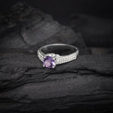 Anillo de compromiso con amatista natural de 1.2ct corte brillante y cristales laterales elaborado en plata .925