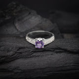 Anillo de compromiso con amatista natural de 1.2ct corte brillante y cristales laterales elaborado en plata .925