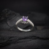 Anillo de compromiso con amatista natural de 1.2ct corte brillante y cristales laterales elaborado en plata .925