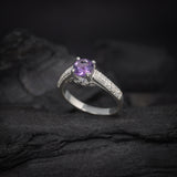 Anillo de compromiso con amatista natural de 1.2ct corte brillante y cristales laterales elaborado en plata .925