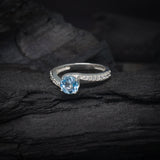 Anillo de compromiso con topacio natural de 1.0ct corte brillante y cristales laterales elaborado en plata .925