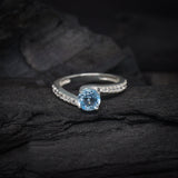 Anillo de compromiso con topacio natural de 1.0ct corte brillante y cristales laterales elaborado en plata .925