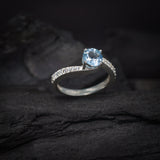 Anillo de compromiso con topacio natural de 1.0ct corte brillante y cristales laterales elaborado en plata .925