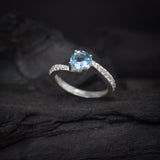 Anillo de compromiso con topacio natural de 1.0ct corte brillante y cristales laterales elaborado en plata .925