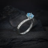 Anillo de compromiso con topacio natural de 1.0ct corte brillante y cristales laterales elaborado en plata .925