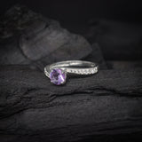 Anillo de compromiso con amatista natural de 1.0ct corte brillante y cristales laterales elaborado en plata .925