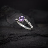 Anillo de compromiso con amatista natural de 1.0ct corte brillante y cristales laterales elaborado en plata .925