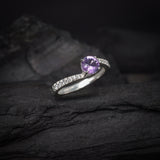 Anillo de compromiso con amatista natural de 1.0ct corte brillante y cristales laterales elaborado en plata .925