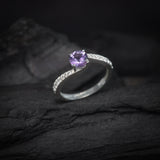 Anillo de compromiso con amatista natural de 1.0ct corte brillante y cristales laterales elaborado en plata .925