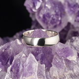 Argolla de matrimonio maciza de 4mm elaborada en oro blanco de 18k