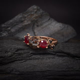 Anillo de compromiso con diamante natural "sal y pimienta" central de 1.20ct corte brillante, 2 rubíes naturales y 4 diamantes negros naturales elaborado en oro rosa de 14k