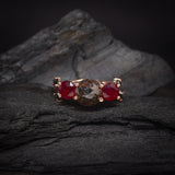 Anillo de compromiso con diamante natural "sal y pimienta" central de 1.20ct corte brillante, 2 rubíes naturales y 4 diamantes negros naturales elaborado en oro rosa de 14k