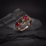 Anillo de compromiso con diamante natural "sal y pimienta" central de 1.20ct corte brillante, 2 rubíes naturales y 4 diamantes negros naturales elaborado en oro rosa de 14k