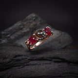 Anillo de compromiso con diamante natural "sal y pimienta" central de 1.20ct corte brillante, 2 rubíes naturales y 4 diamantes negros naturales elaborado en oro rosa de 14k
