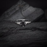 Anillo de compromiso con diamante natural negro central de 1.0ct corte brillante y 6 diamantes naturales laterales elaborado en oro blanco de 14k
