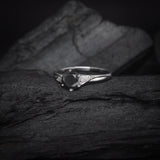 Anillo de compromiso con diamante natural negro central de 1.0ct corte brillante y 6 diamantes naturales laterales elaborado en oro blanco de 14k