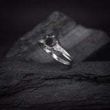 Anillo de compromiso con diamante natural negro central de 1.0ct corte brillante y 6 diamantes naturales laterales elaborado en oro blanco de 14k