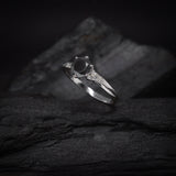 Anillo de compromiso con diamante natural negro central de 1.0ct corte brillante y 6 diamantes naturales laterales elaborado en oro blanco de 14k