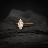 Anillo de compromiso con diamante de laboratorio de .50ct corte marquise con certificado IGI elaborado en oro amarillo de 14k