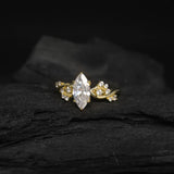 Anillo de compromiso con moissanita de 1.0ct corte marquise con certificado GRA y cristales laterales elaborado en oro amarillo de 14k