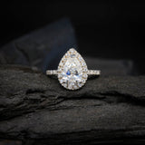 Anillo de compromiso con moissanita de 1.5ct corte gota con certificado GRA y 31 moissanitas laterales elaborado en oro blanco de 14k