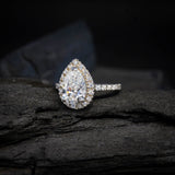 Anillo de compromiso con moissanita de 1.5ct corte gota con certificado GRA y 31 moissanitas laterales elaborado en oro blanco de 14k