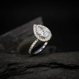 Anillo de compromiso con moissanita de 1.5ct corte gota con certificado GRA y 31 moissanitas laterales elaborado en oro blanco de 14k