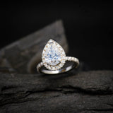 Anillo de compromiso con moissanita de 1.5ct corte gota con certificado GRA y 31 moissanitas laterales elaborado en oro blanco de 14k