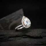 Anillo de compromiso con moissanita de 1.5ct corte gota con certificado GRA y 31 moissanitas laterales elaborado en oro blanco de 14k